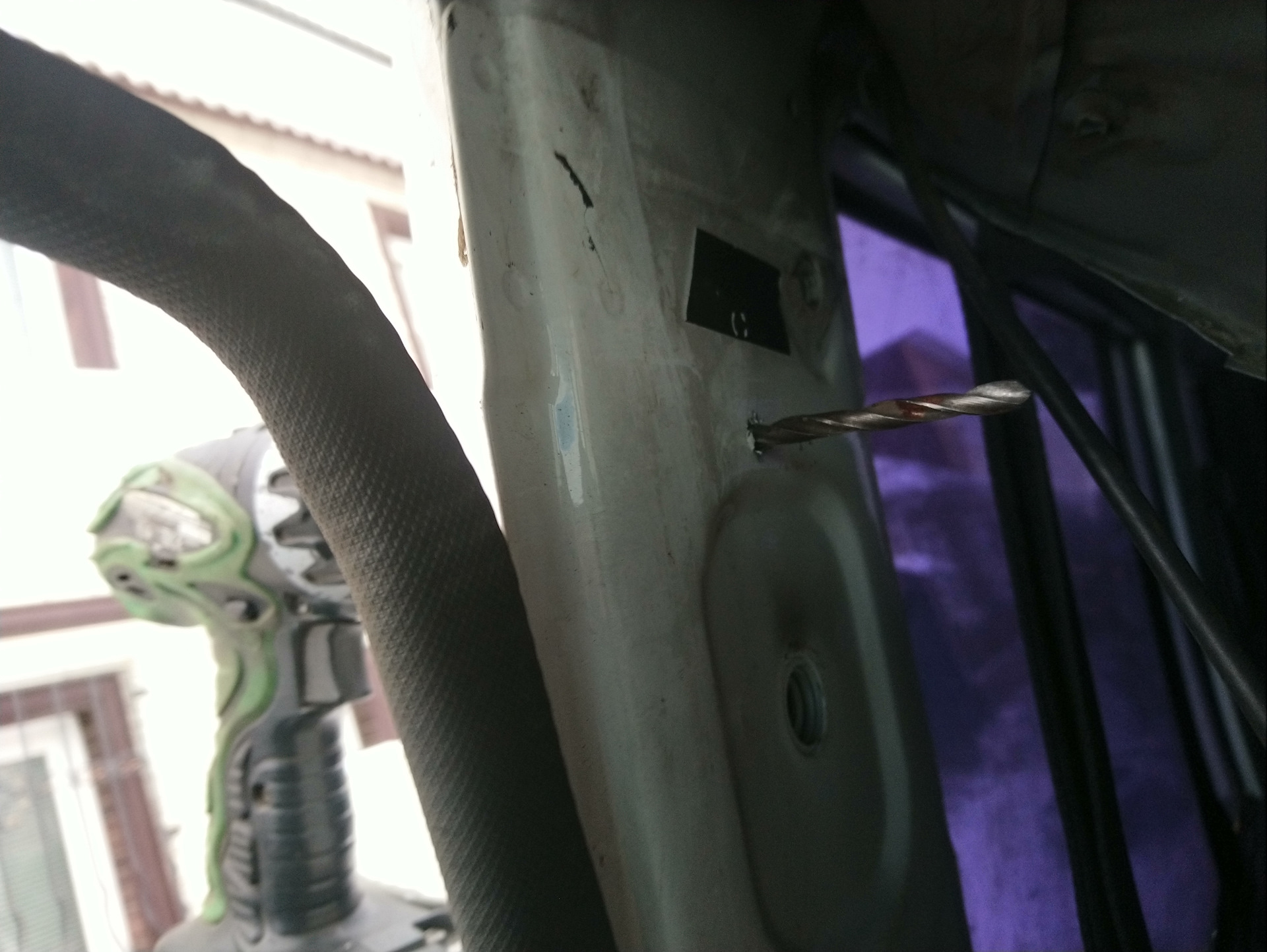Естественно насквозь и изнутри сверлом на 12мм, чтобы головка болтов прошла.