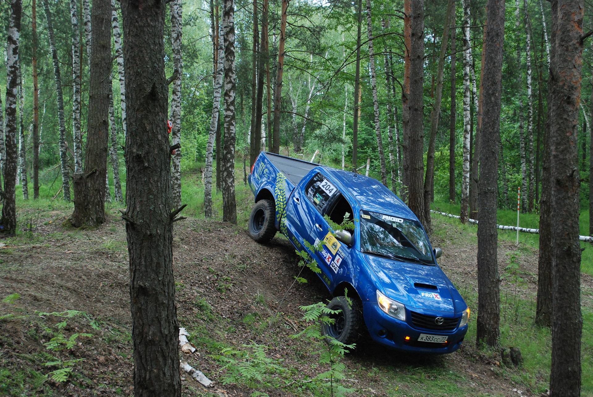 А вот и HILUX, на той же тропинке. Справляется великолепно, неожиданно для такого крокодила.