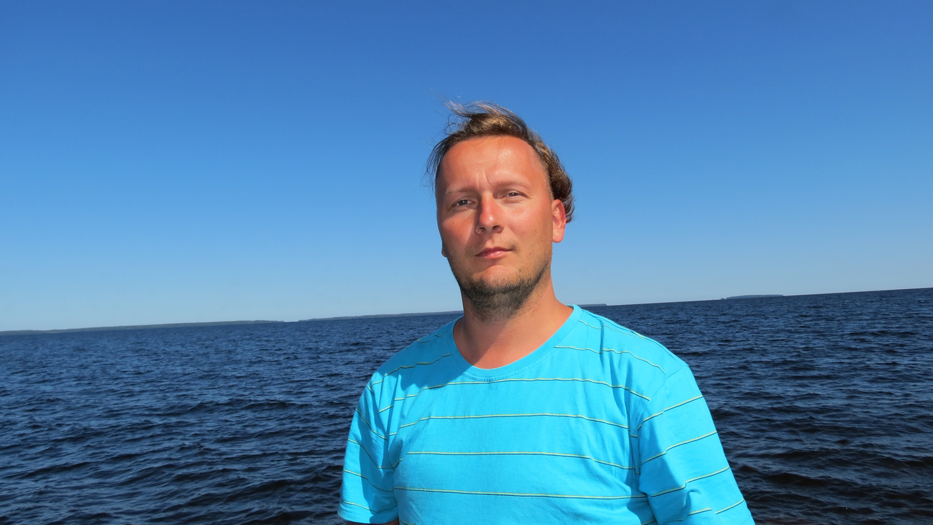 Наглая загорелая рожа на фоне заваленного горизонта