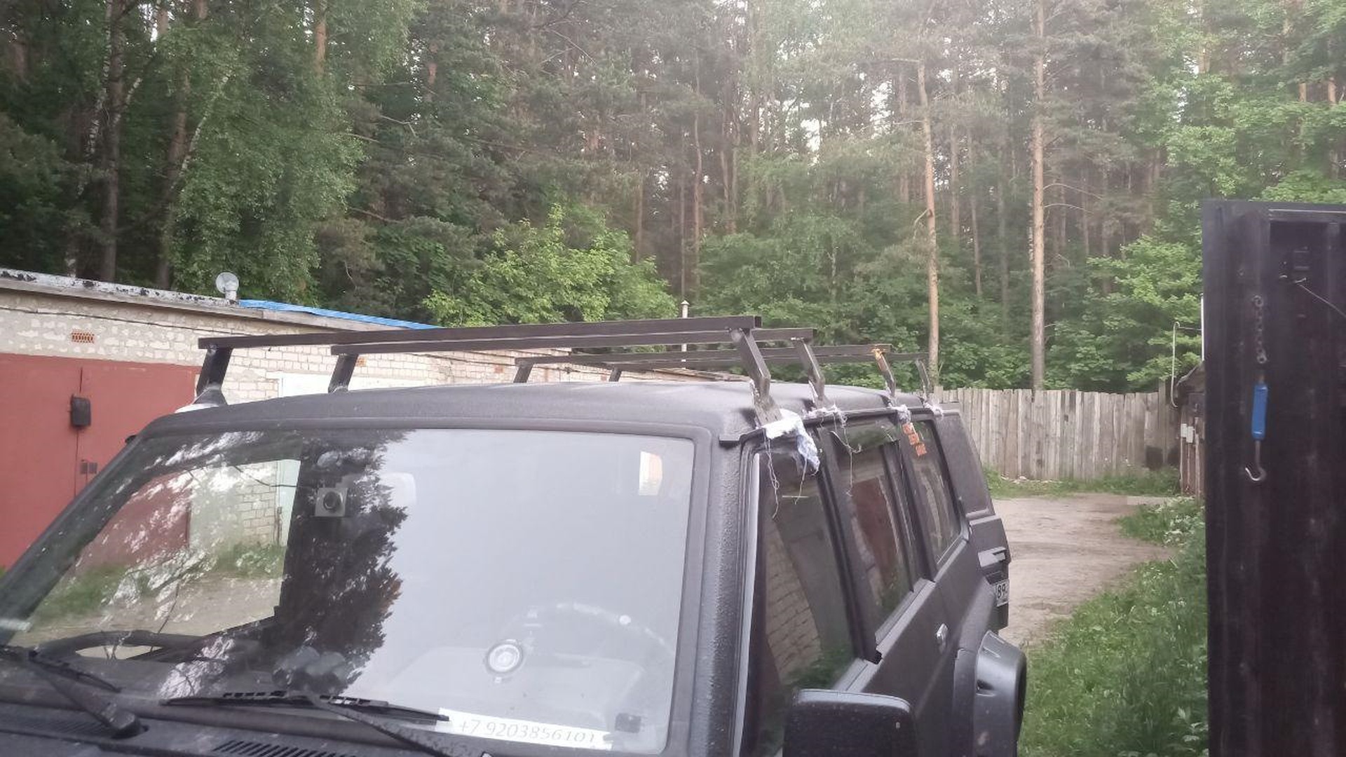 Высоко, ровно, прочно. Теперь хоть палатку туда, хоть бокс.