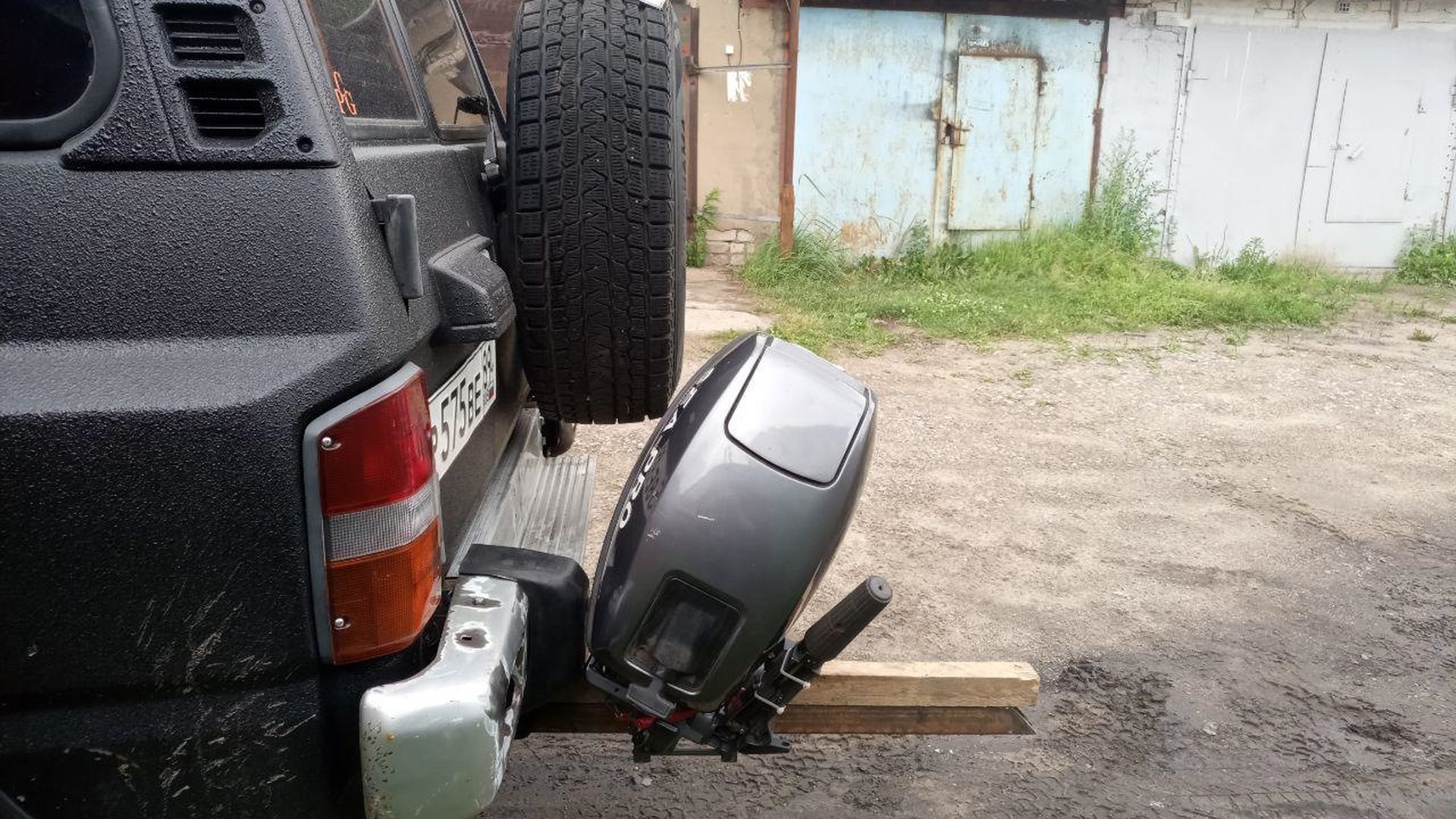 Выступает за габарит авто на 35 см. Вполне себе в допуске. Оптику не закрывает, номер закрывает. Ногу можно притянуть к петле бампера или к запаске, посмотрим как удобнее.
