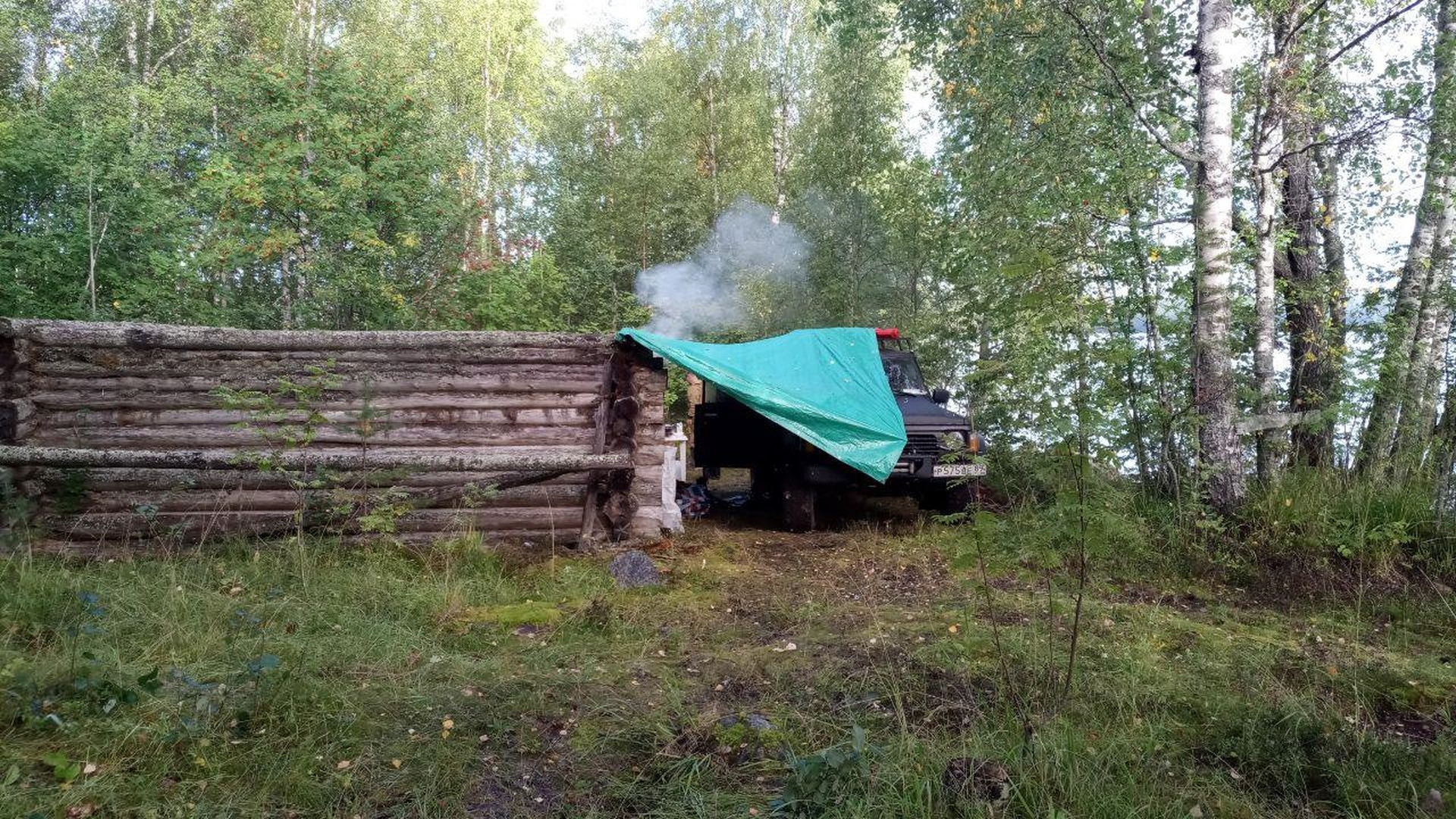 Лагерь на Елмозере, пристроились к брошенному на пол-пути срубу.