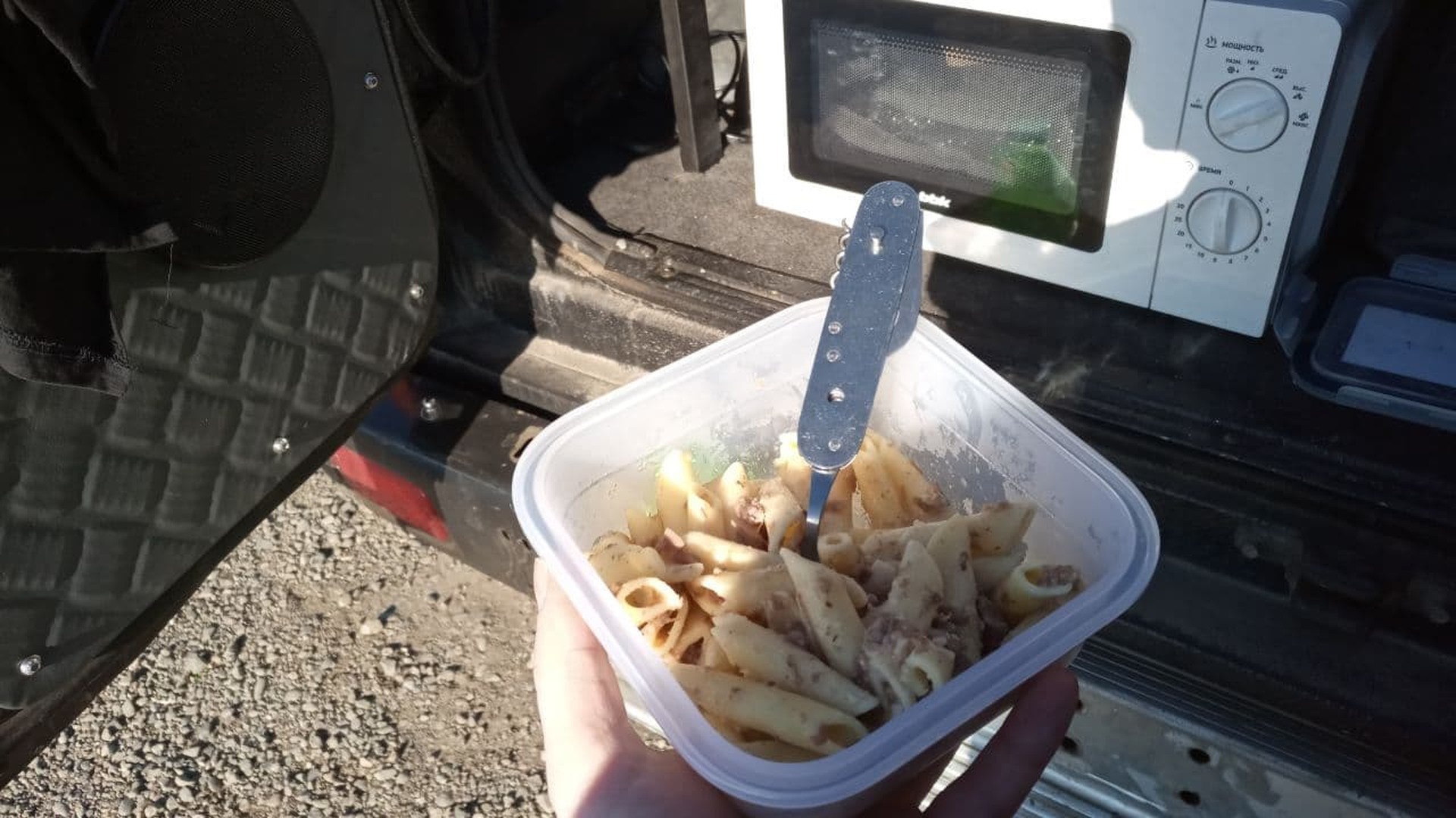 Как хорошо, что походная кухня всегда с собой! Не надо плитку на ветру палить, не надо стол искать и прочее. 3 минуты и еда готова.