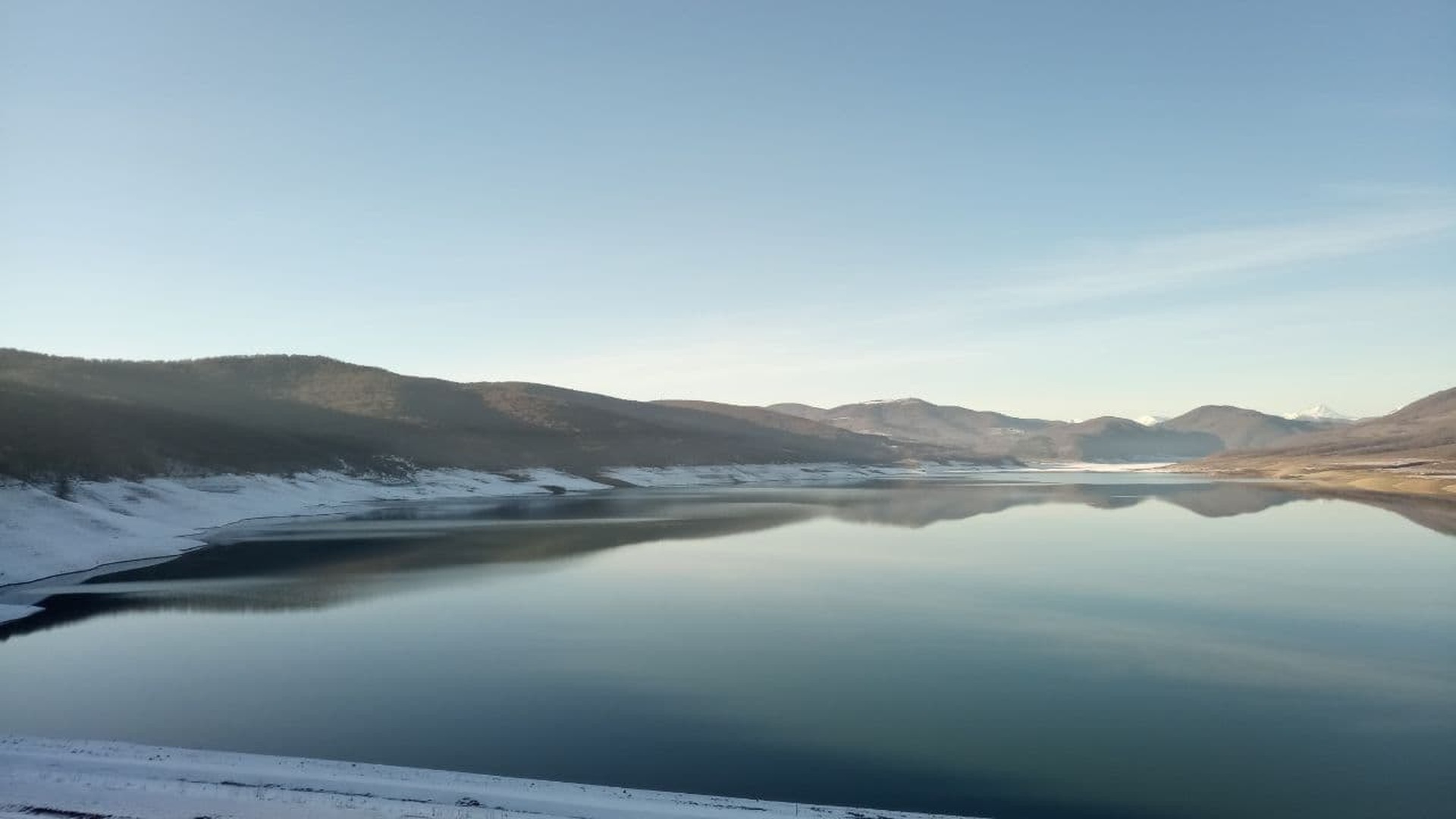 А вот и водохранилище. Вода, горы, красотища. Становится прохладнее.