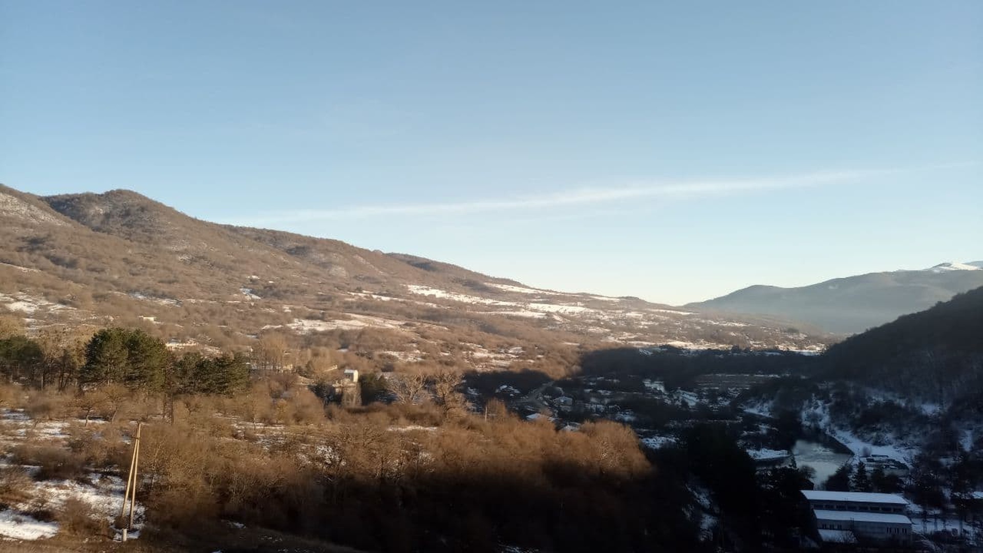 Вид на долину реки Лори с дамбы.