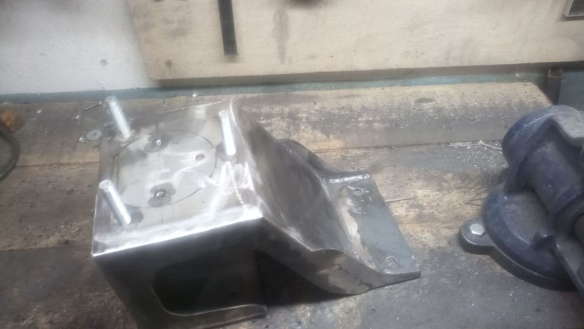 Новый кронштейн запаски