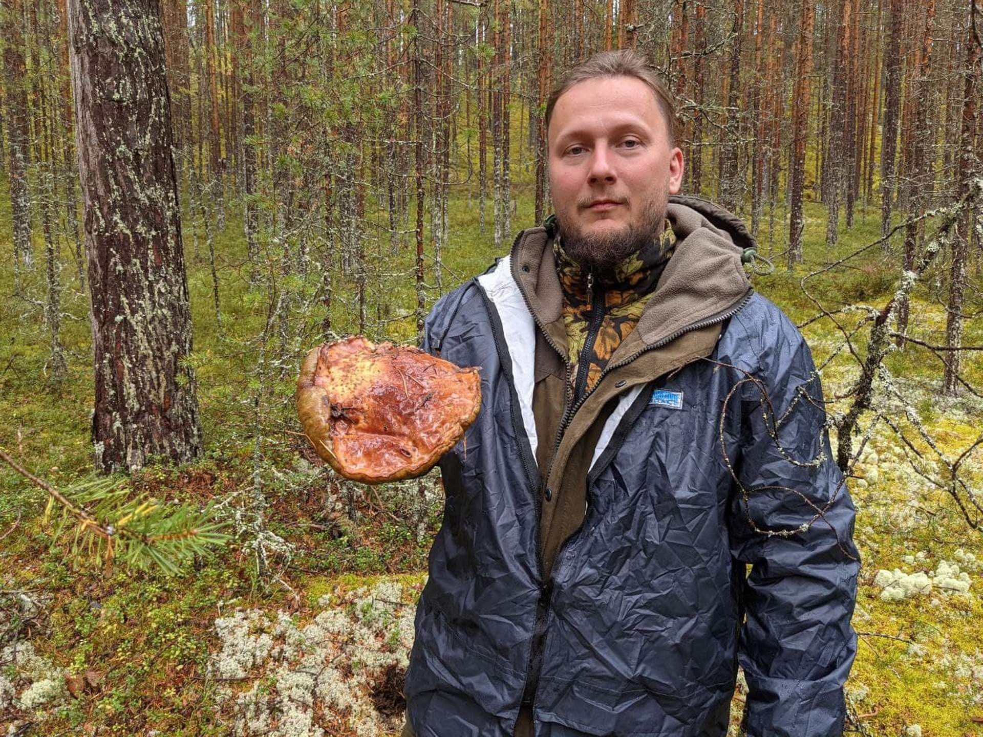 Ещё один огромный белый. Нет, в куртке это не гриб, в куртке это я.