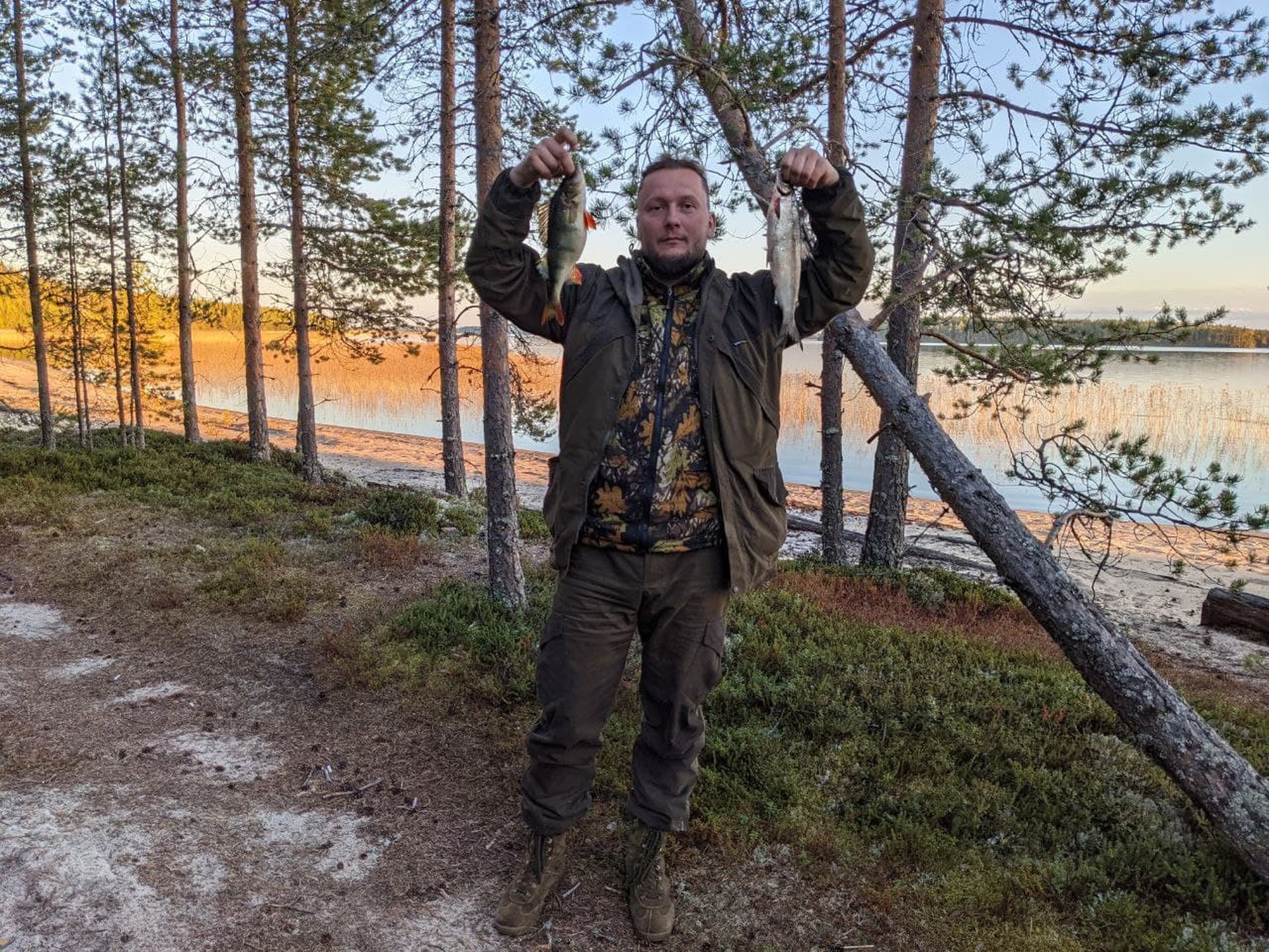 Хариус клевал, но мало и лениво. Ну ничего, на сугудай хватило. Никогда столько сырой рыбы не ел! Зато окуня не было совсем, как вымер.
