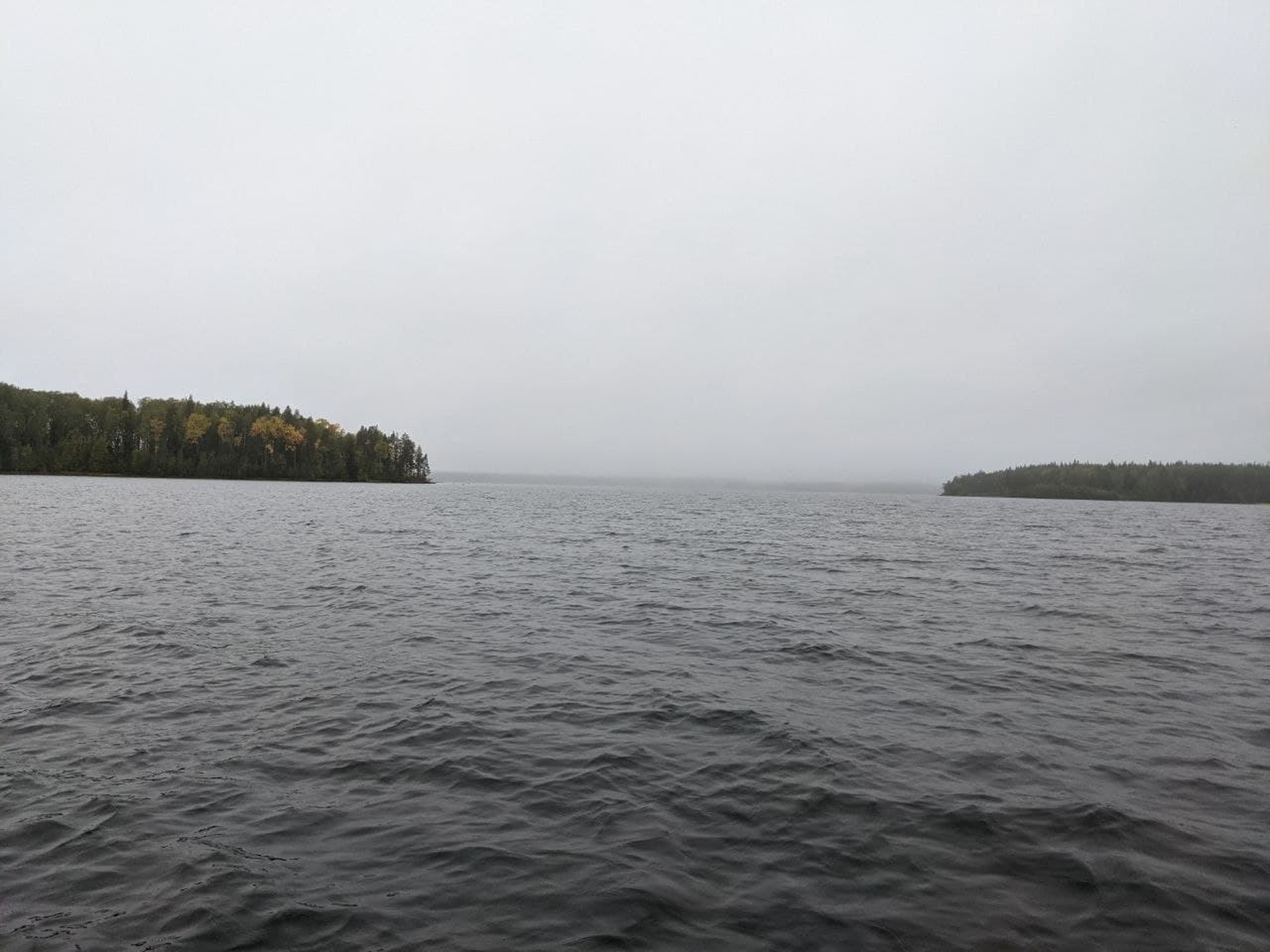 А это уже перед отъездом. Морось, ветер, дожди и холод. На воде стало крайне неуютно, пальцы не гнутся.