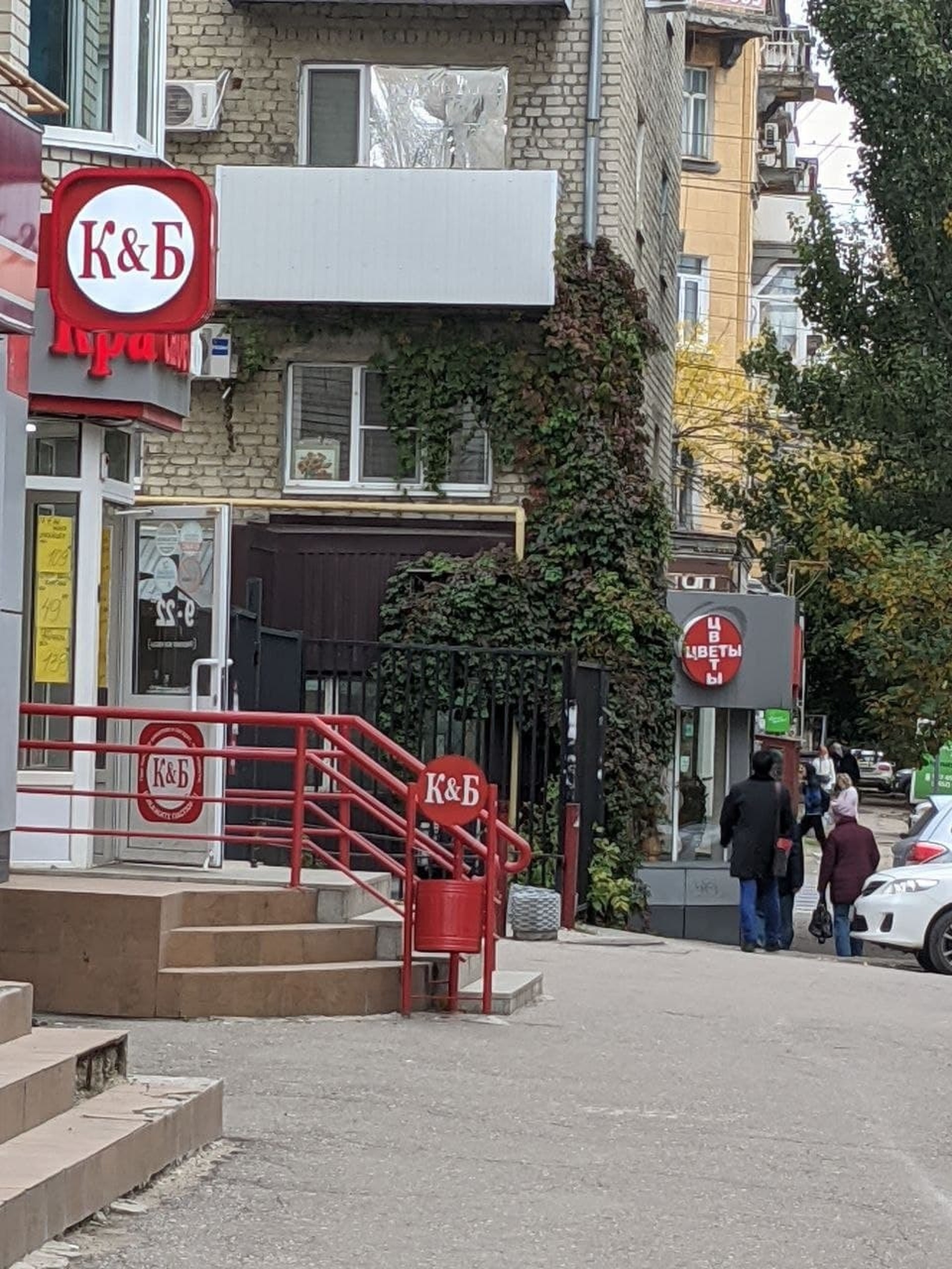 Всегда поражался саратовскому маркетингу, неминуемому и беспощадному. Чтоб в одном месте всегда сосредотачивались самые необходимые вещи — нигде такого нет, только тут: и винишко, и аптека и всё рядом. За углом ещё и сексшоп с Инвитро притаилась, как положено. Всё продумано до мелочей, если цветочки и винишко помогли, сексшоп пригодился, то вот и аптека тут же. А если аптека не помогла, то оценить ущерб здоровью сразу же поможет Инвитро.