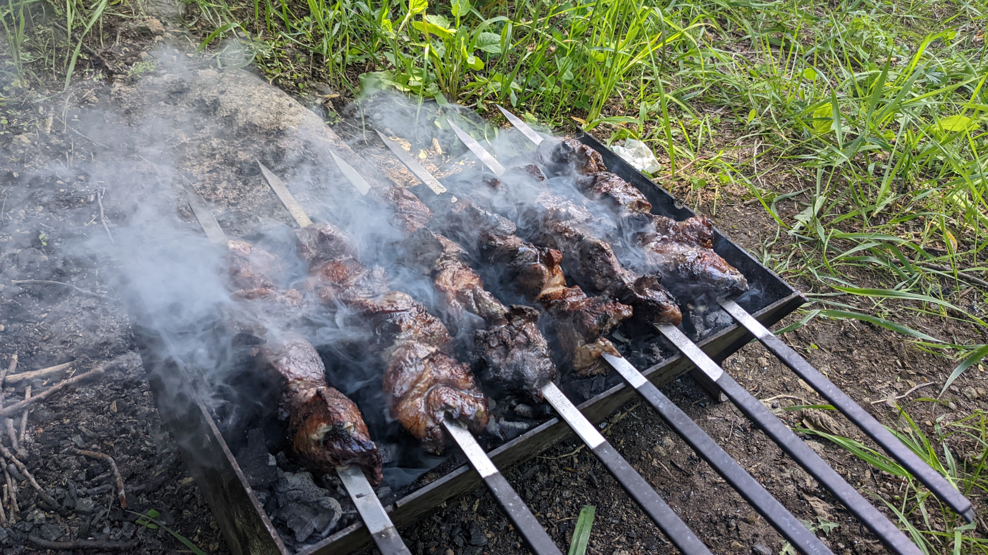 Шашлык не сгорел! Его просто на виде мариновали, по армянскому рецепту. Адски вкусно получается.
