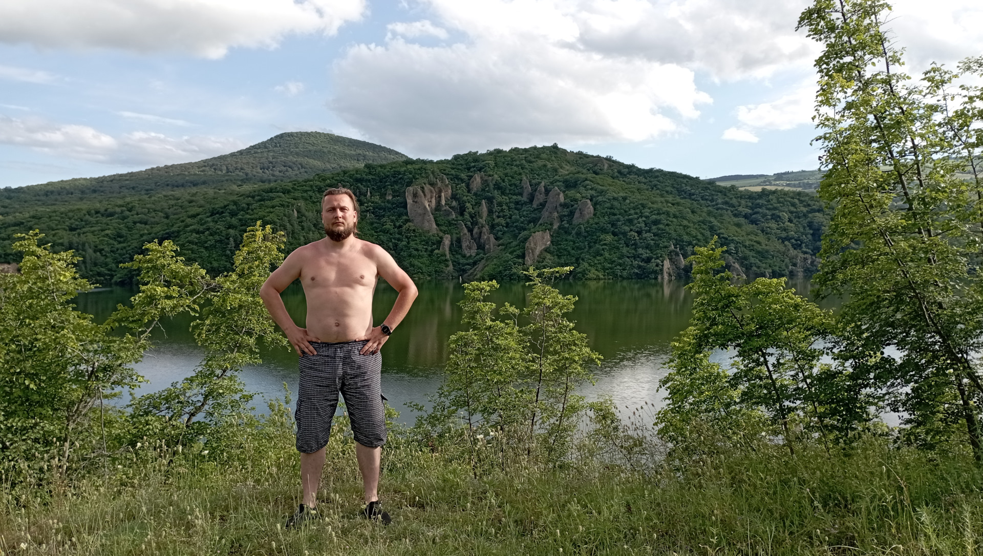Традиционно — испортить красивый пейзаж своим внешним видом
