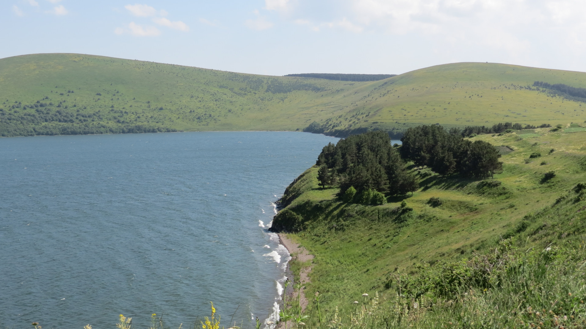 Вот там, между деревьями, мы и нашли спуск к воде