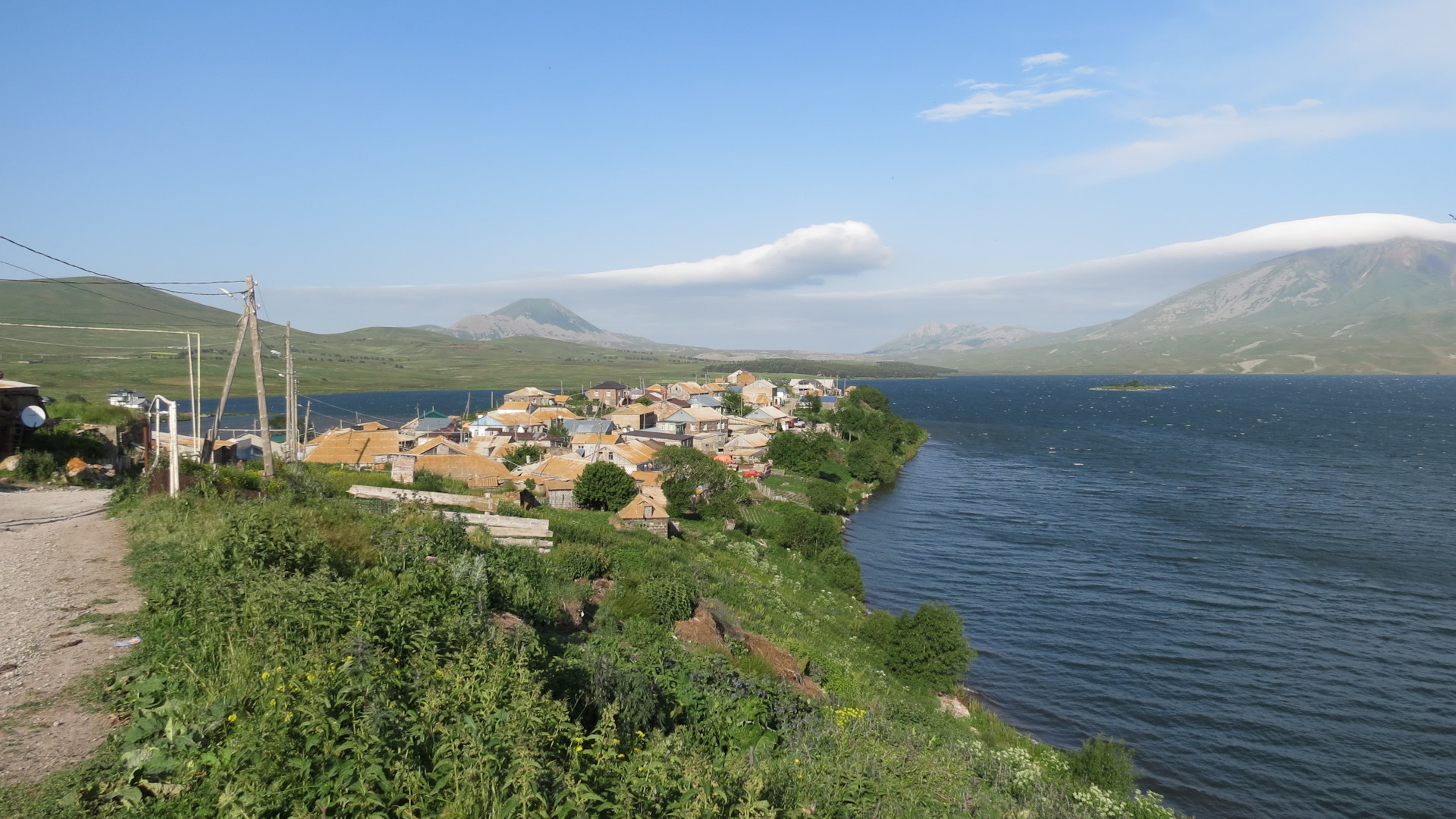 Деревня на мысу, карельские мотивы
