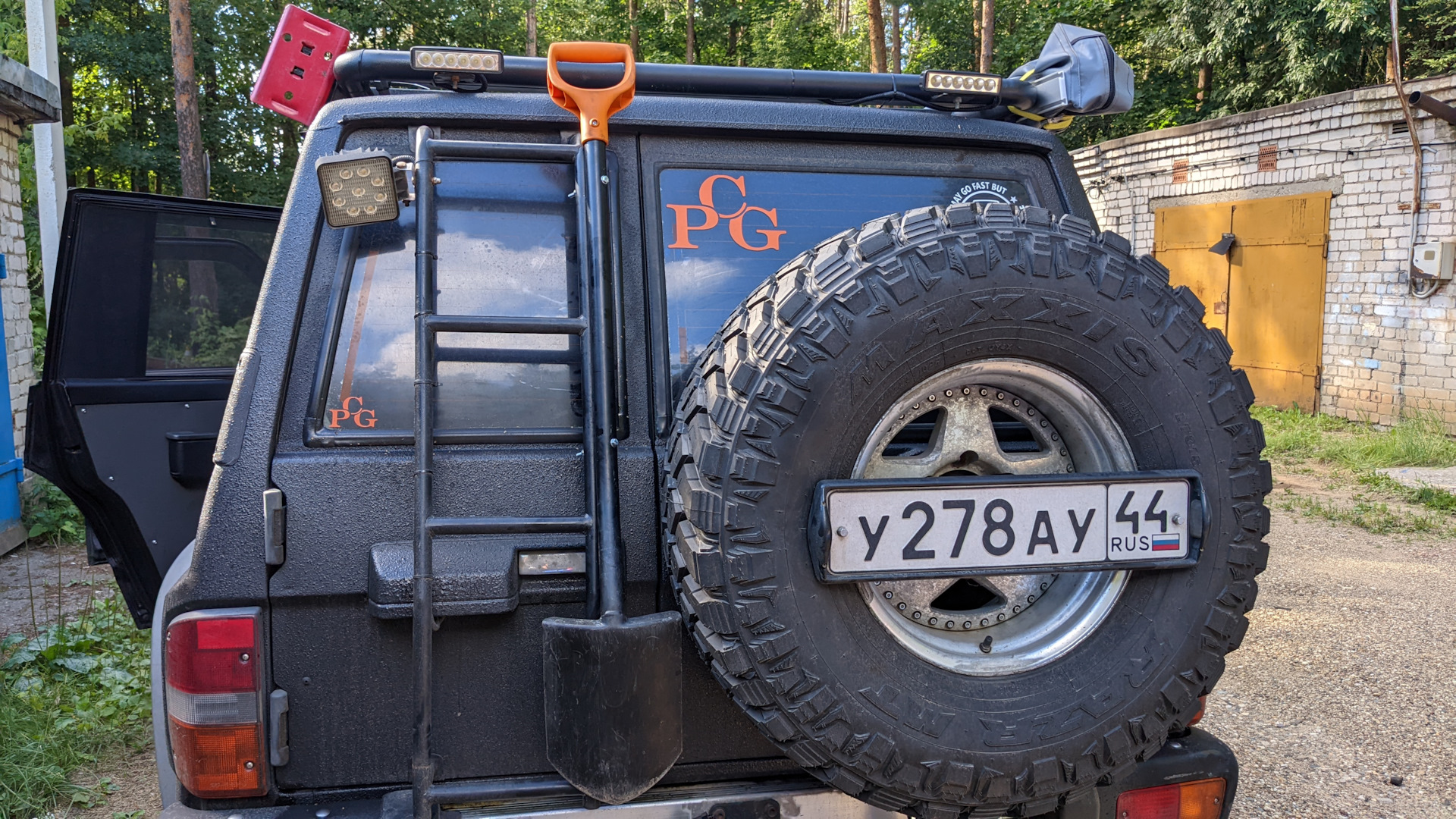 Featured image of post 0267. Столик на запаску и лопата