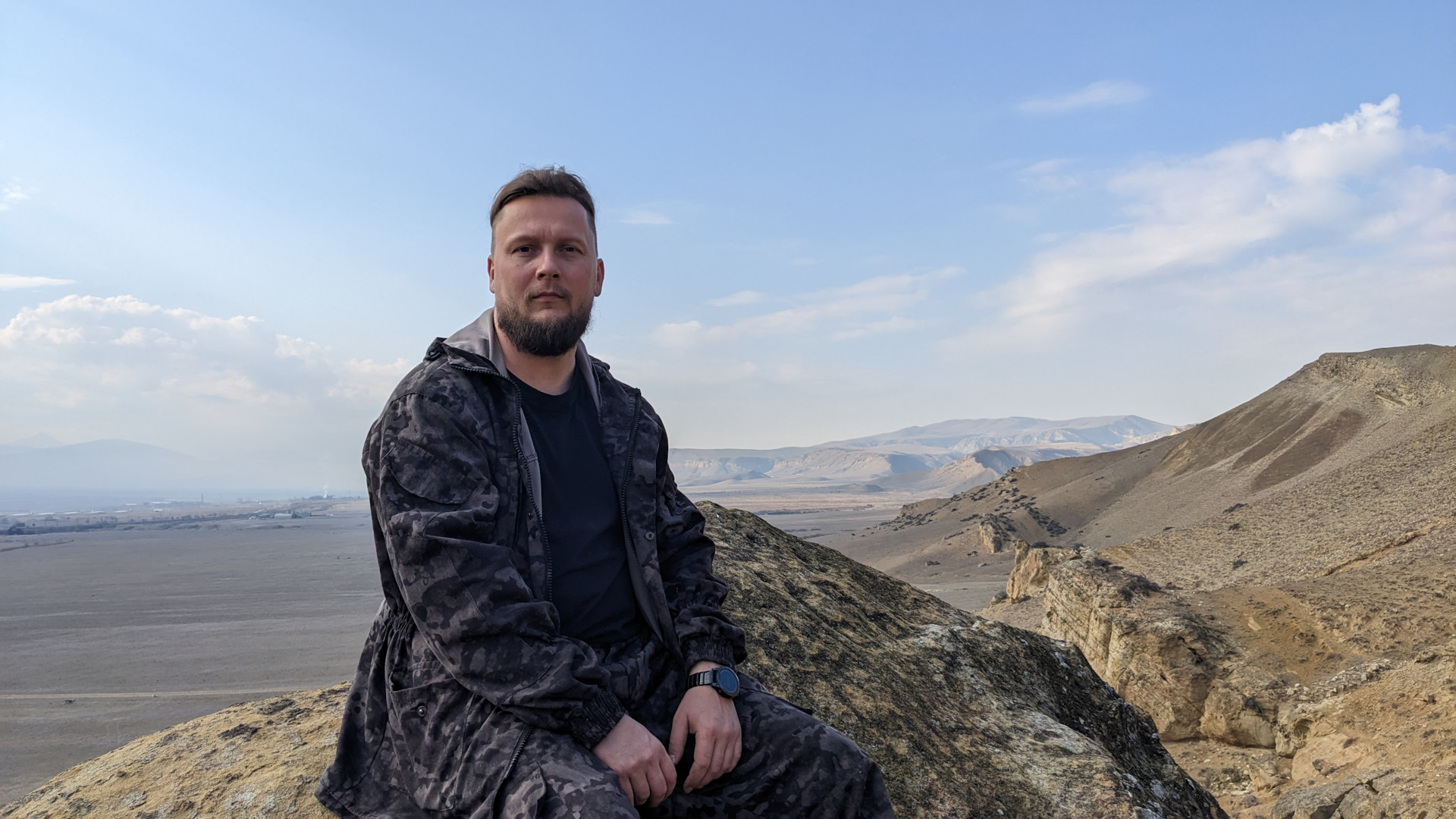 Поторговать лицом на фоне долины
