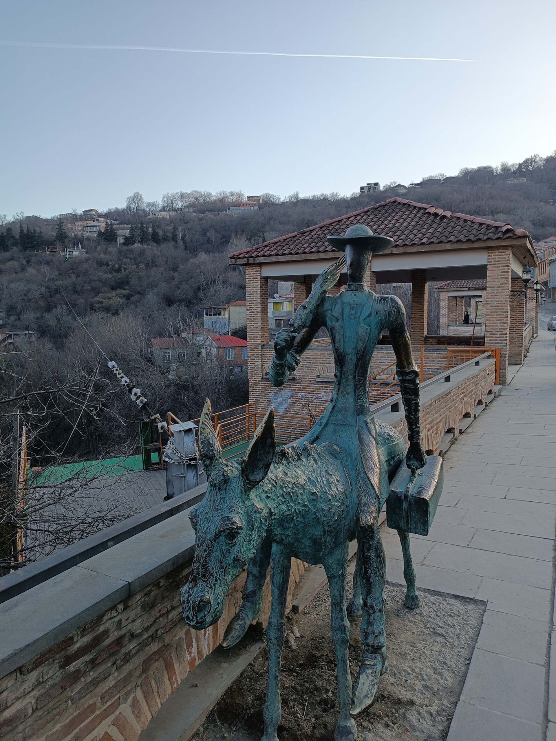 В самом центре — памятник и тарзанка.