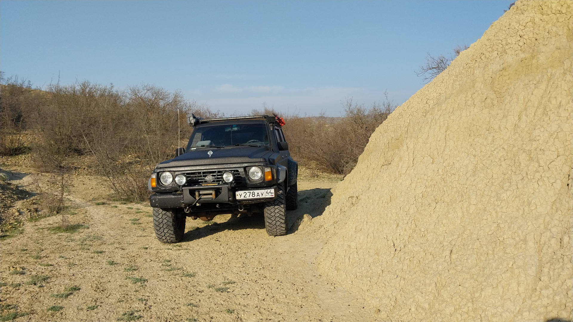 Кроконяшку паркуем около глиняной горки, больше всего похожей на термитник