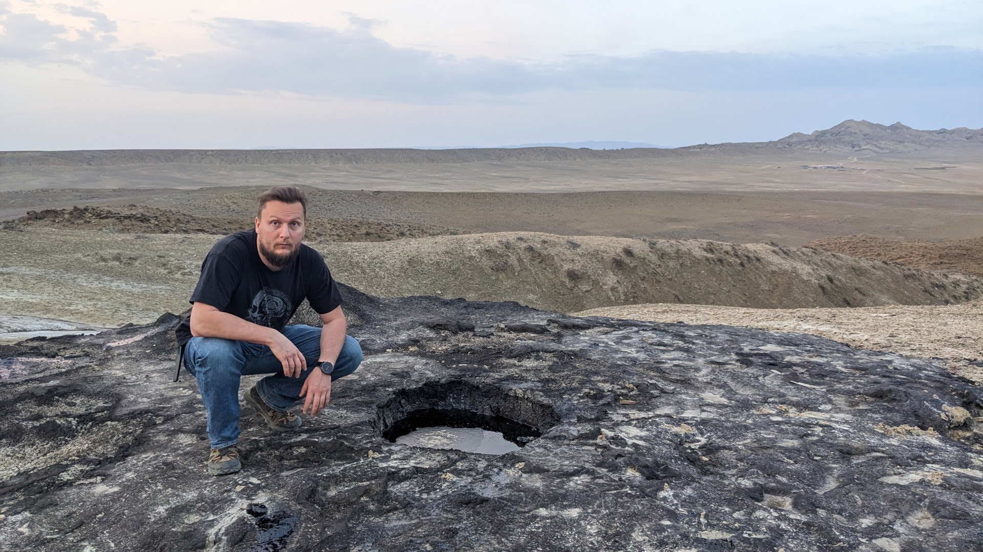 Обычные грязевые лужи тоже есть, конечно. Но что это по сравнению с нормальной горкой из природного асфальта?