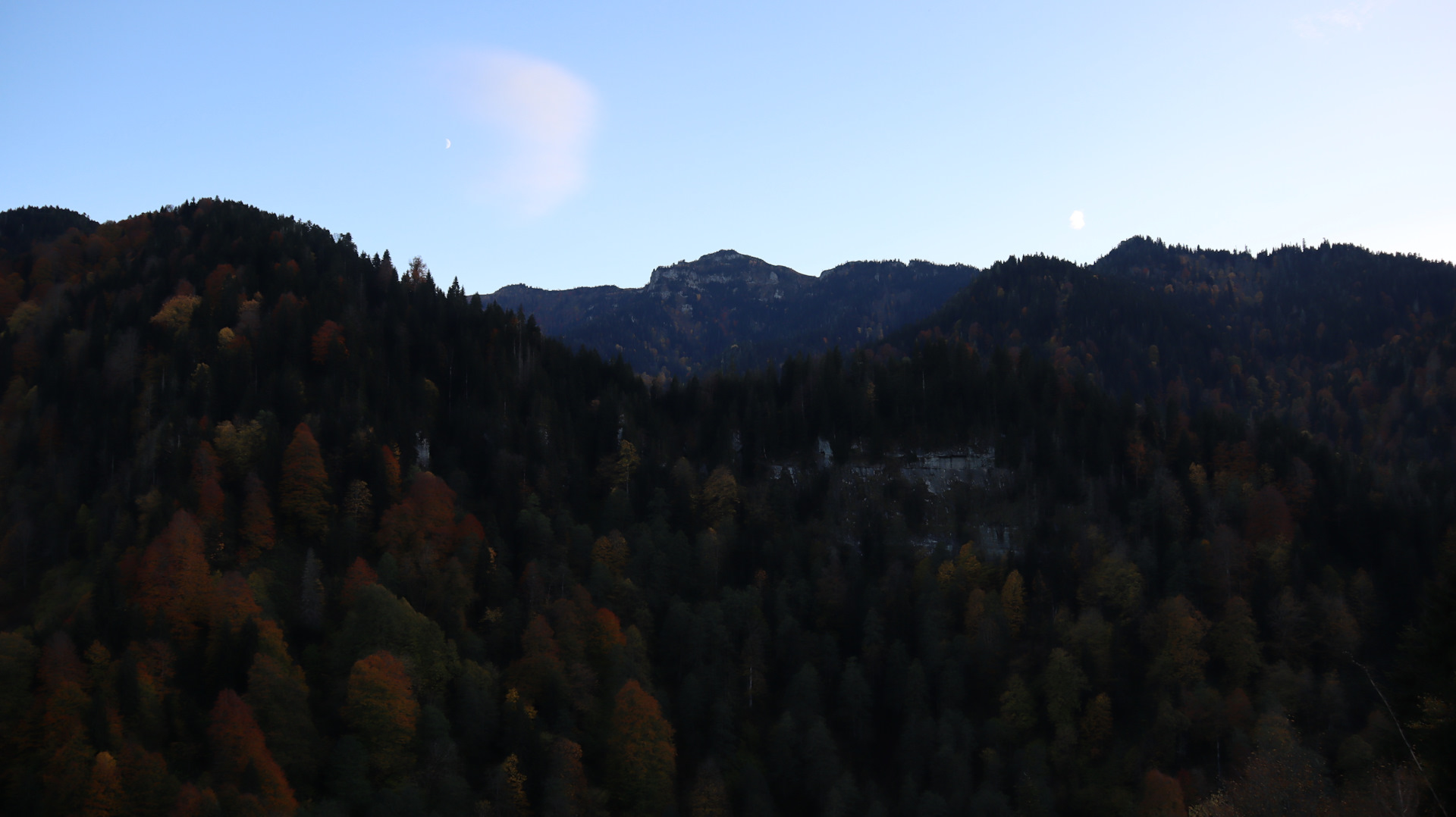 Забавное. Чем выше поднимаюсь, тем дольше светит солнце. При этом, день клонится всё-равно к закату. Получилось так, что из-за этой компенсации я всю дорогу ехал в лёгкий сумерках