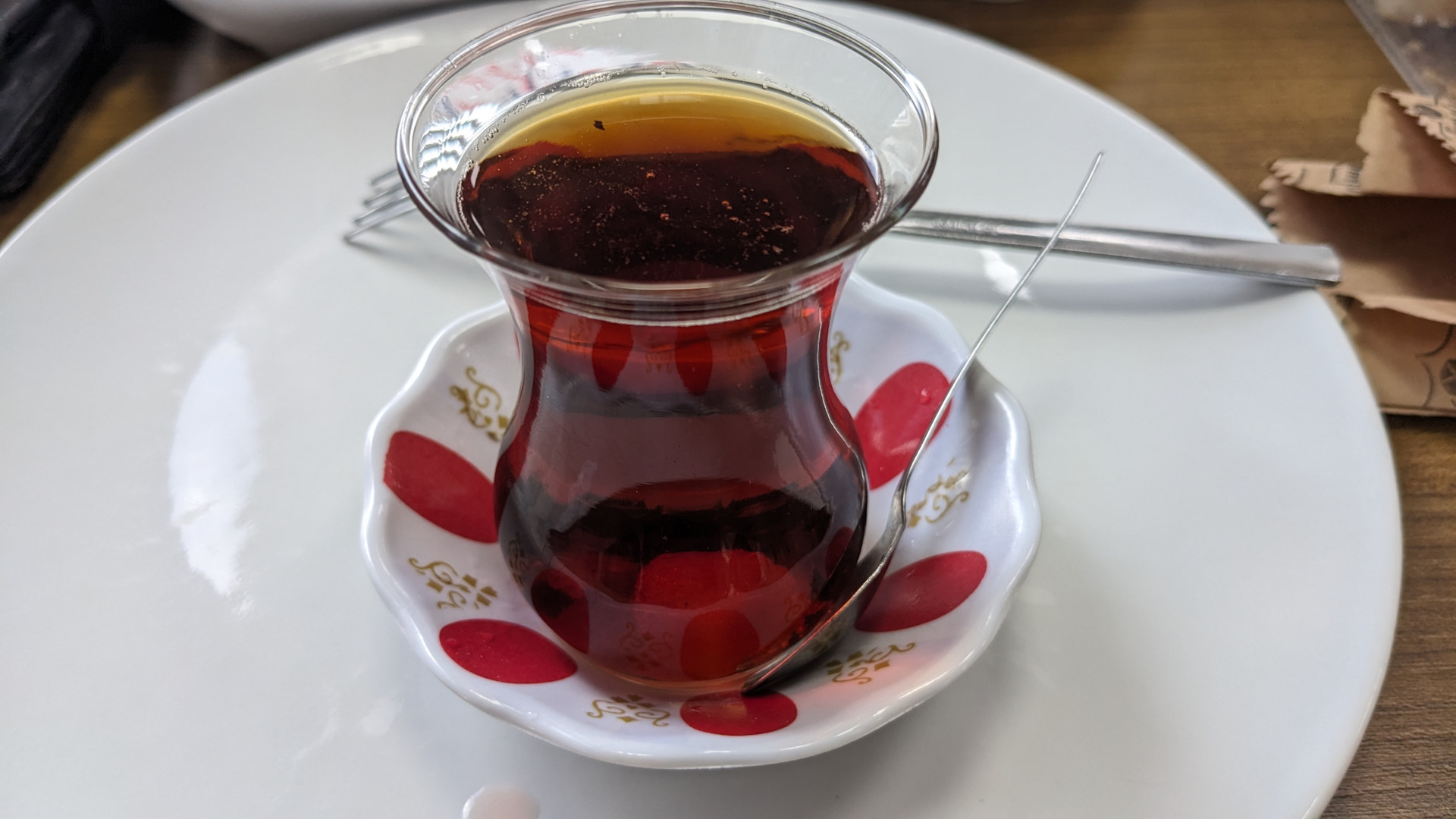 Традиционные турецкие чашечки с чаем. Во многих местах их просто раздают на улице рядом с кафешками.