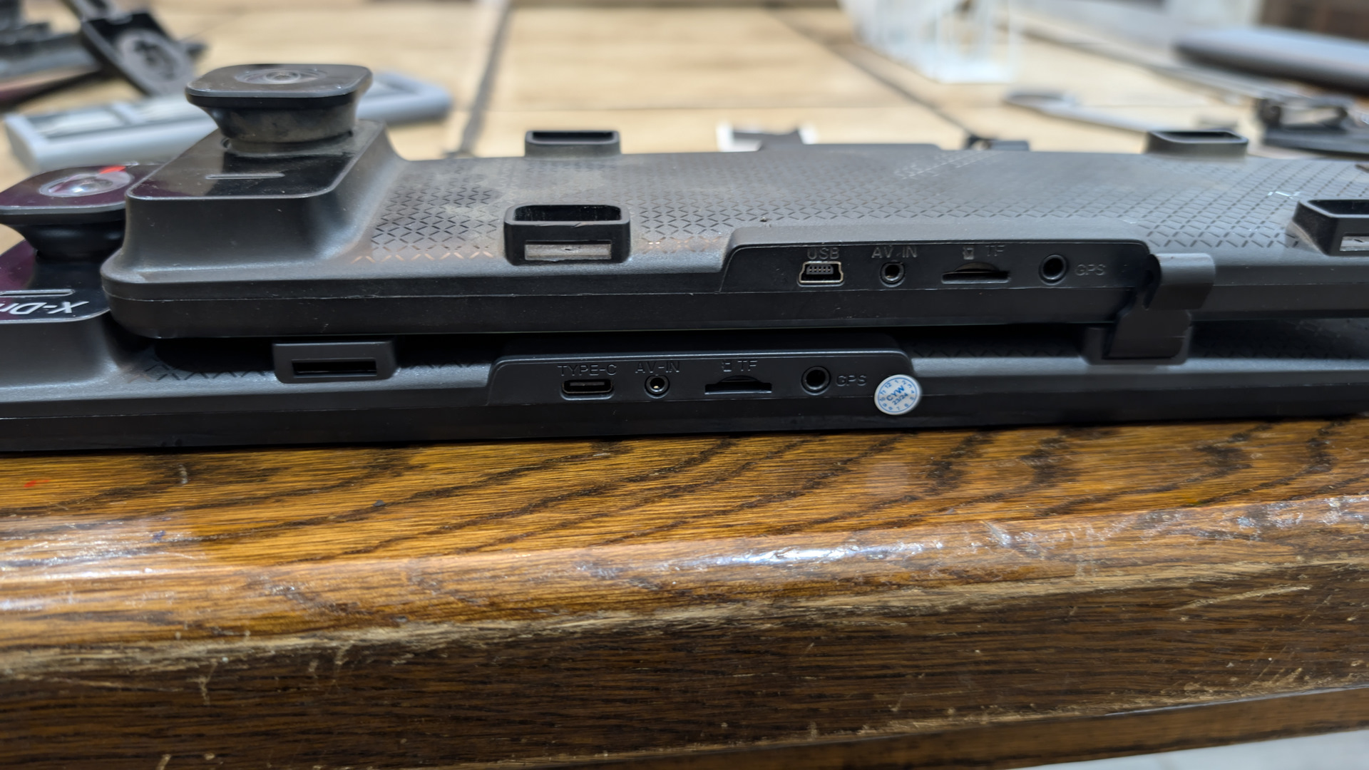 Зеркала-клоны, найди три отличия: надпись, порт питания теперь USB-C и прошивка чуть менее кривая