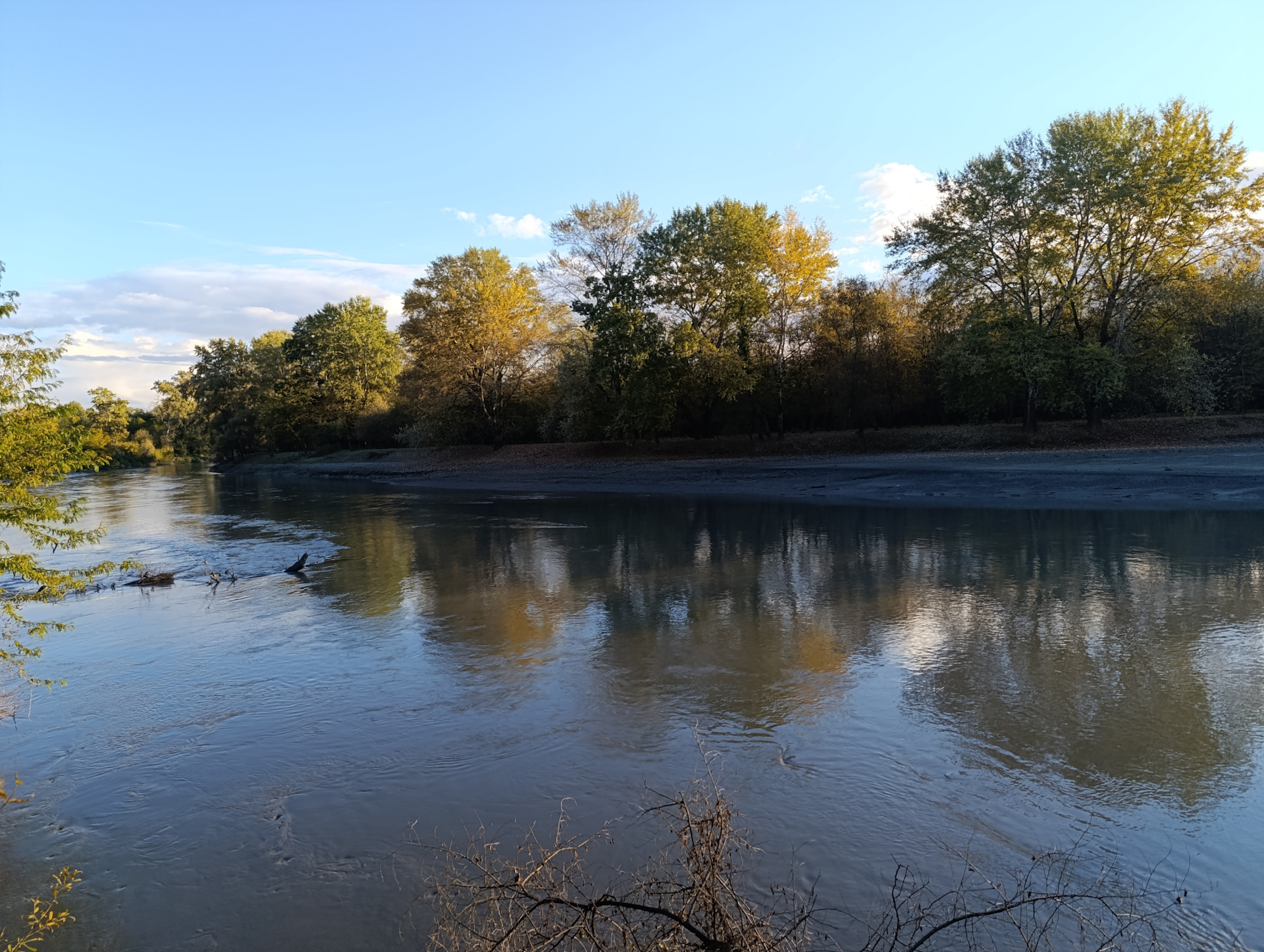 Воды в реке много и она мутная