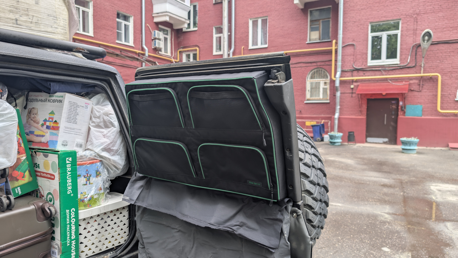 По пути на родину, заехал в гости. Нетерпение давит, сразу примеряем самое сложное. Встаёт просто идеально