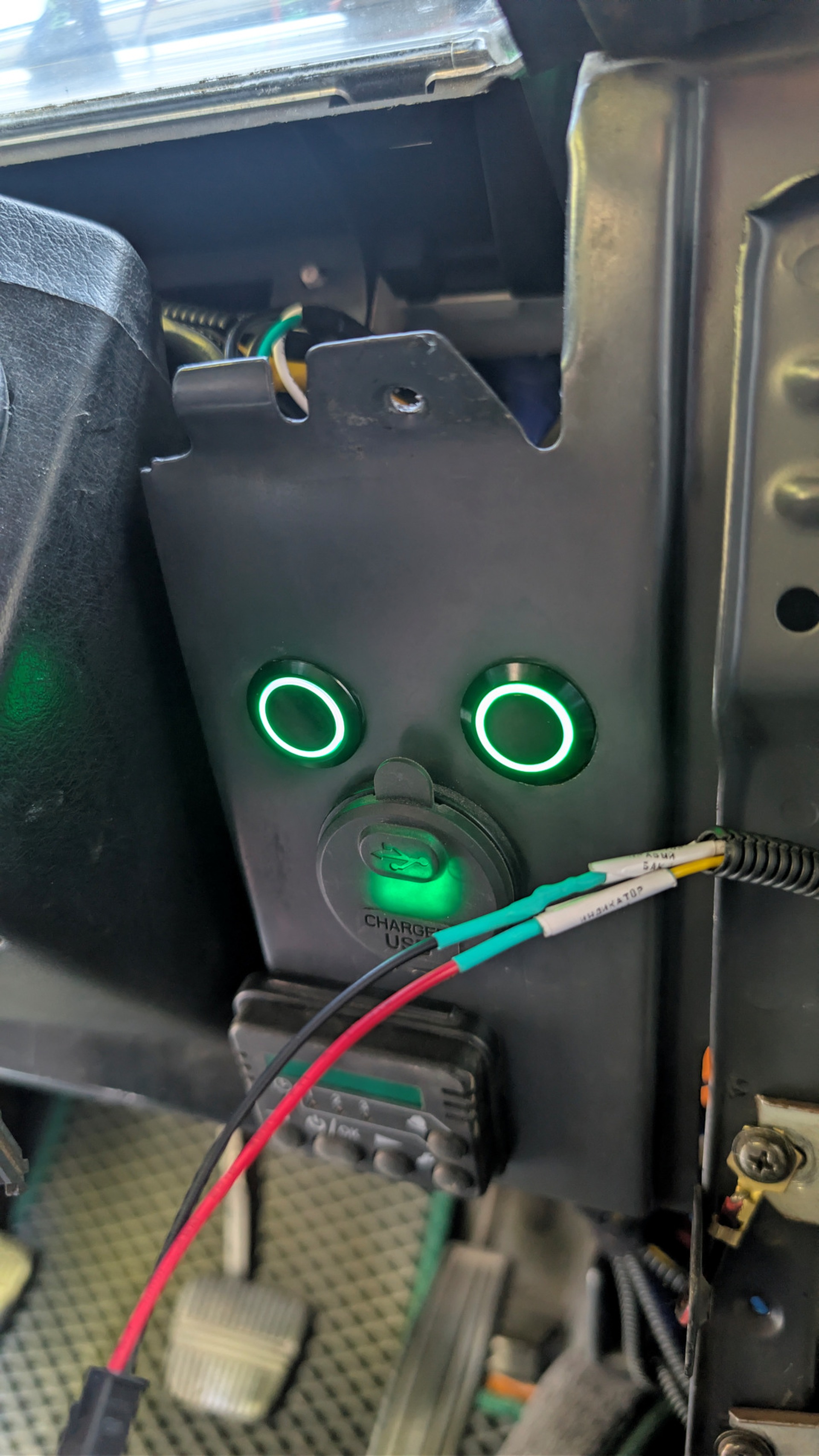 Кнопки включения баков ставим справа под рулём. Мешок проводов, чтобы работала подсветка, земля и прочее. Управляют МИНУСОМ реле, так как реле времени преподносит сюрприз с самоподхватом, если ему рубить плюс. Обидненько, но выход есть