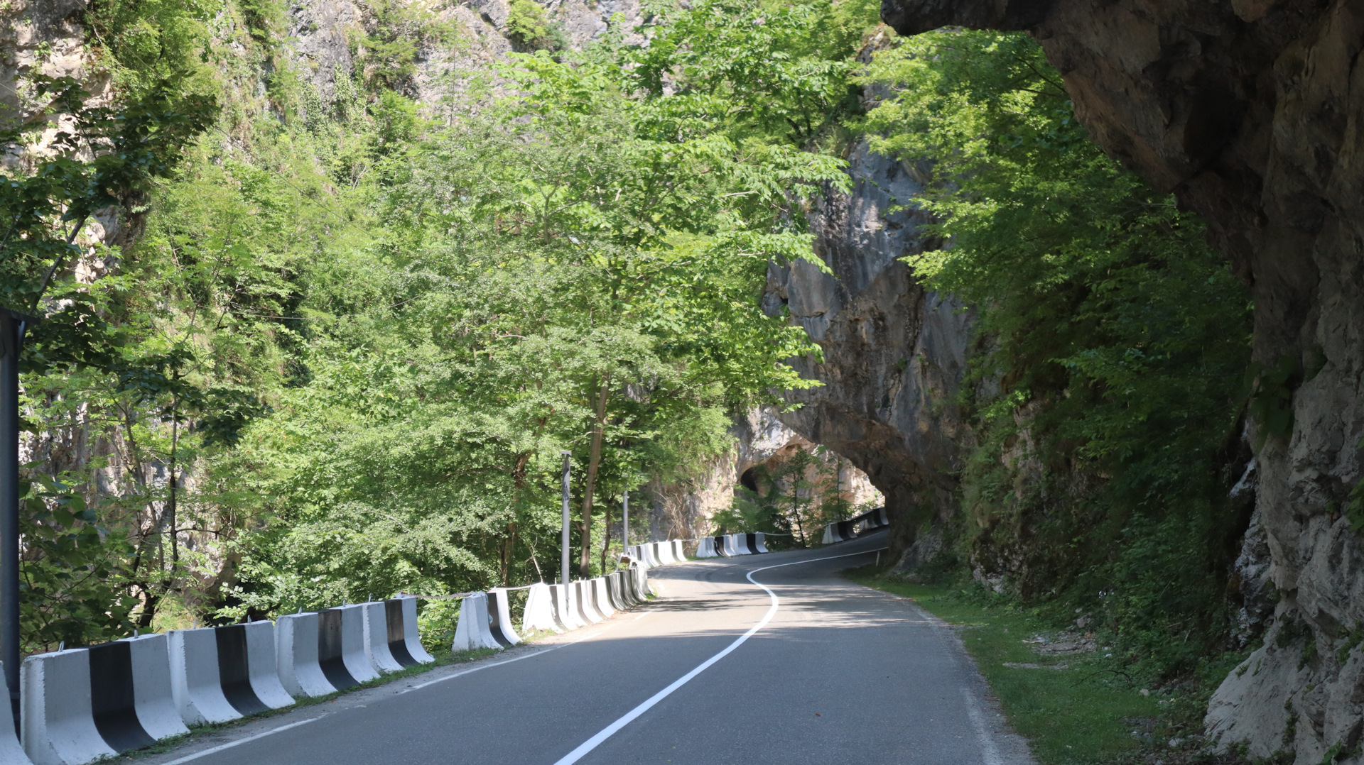 Скалы прямо нависают над дорогой, очень красиво