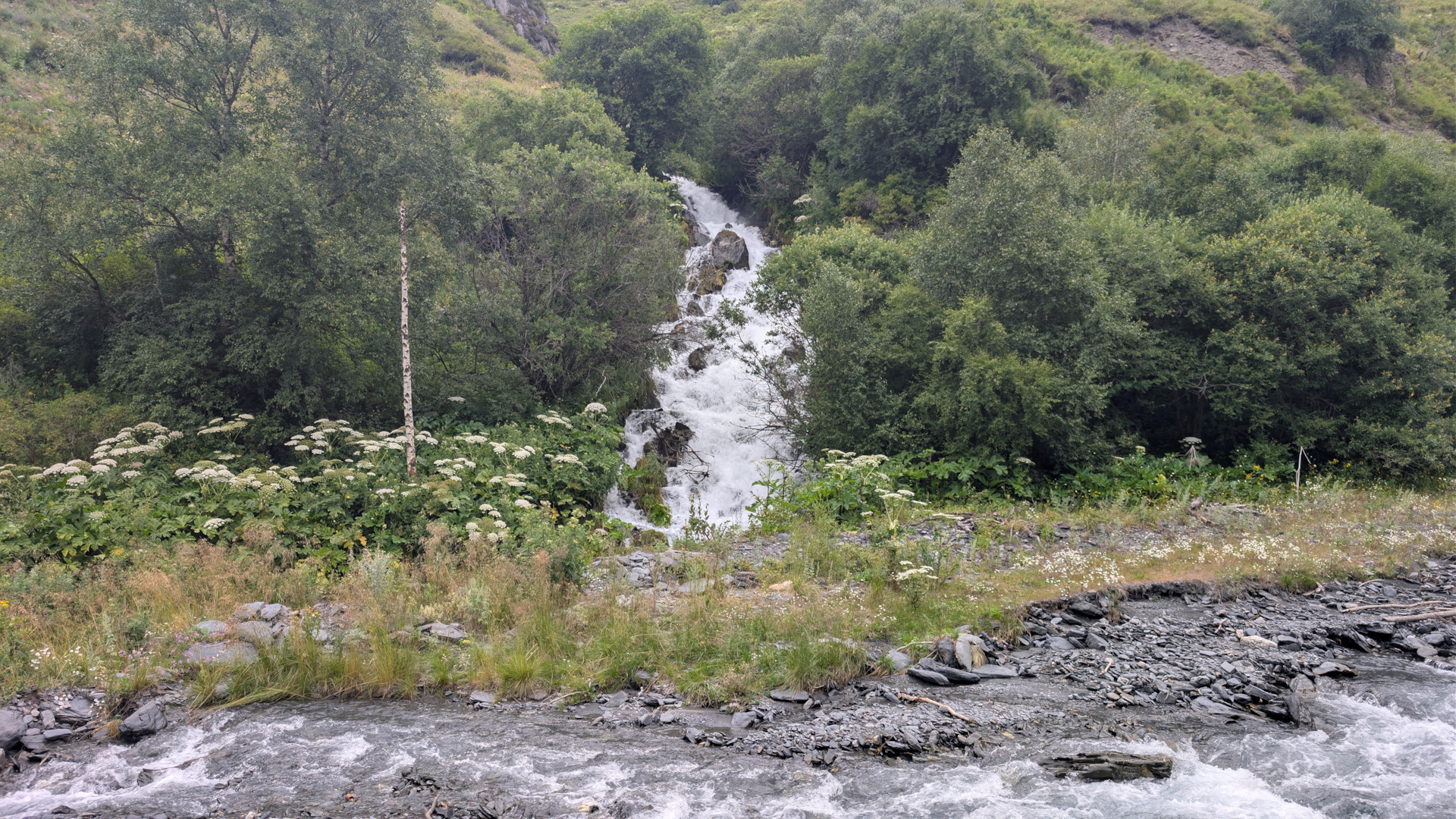 Водопад перед поворотом на Хони